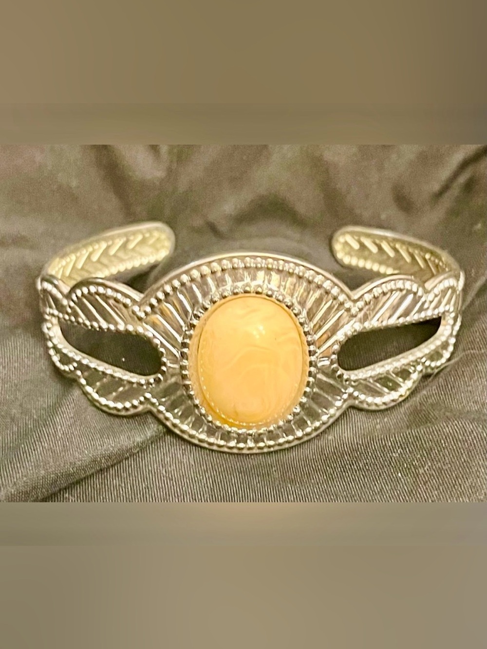 Vintage Avon Silvery Sands Cuff Bracelet Silver Tone Boho Cream Cabochon 1986 80